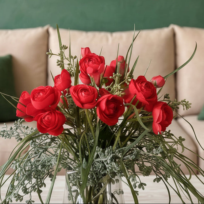 Arreglo Floral con Ranunculus Rojos y Follajes Artificiales en Base de Vidrio y Agua Acrílica