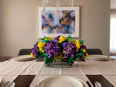 Centro de Mesa con Hydrangeas Artificial en Base Rectangular de Vidrio y Agua Acrílica