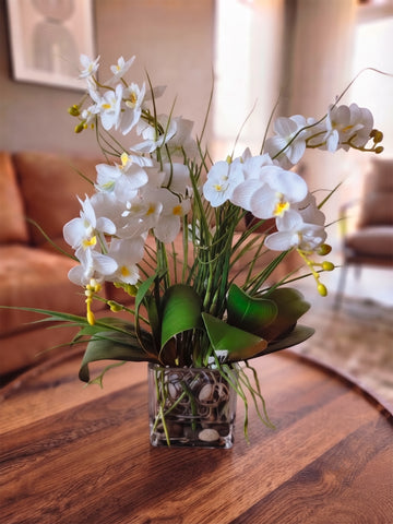 Orquideario 3/4 con Mini Phalaenopsis y Follajes Artificiales en Florero Cuadrado de Vidrio con Agua Acrílica