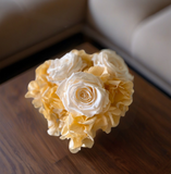 Arreglo Floral con Rosas e Hidrangeas Preservadas Color Champagne en Base Cuadrada de Vidrio con Agua Acrílica