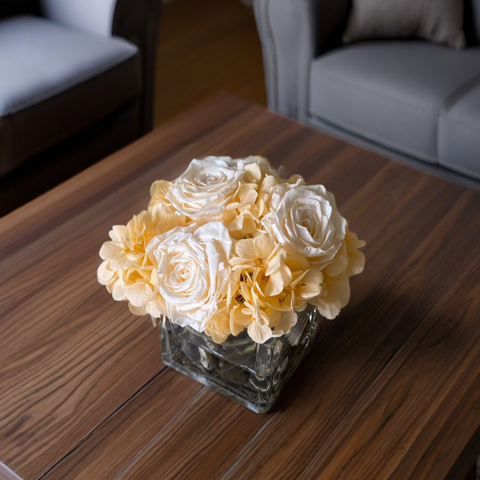 Arreglo Floral con Rosas e Hidrangeas Preservadas Color Champagne en Base Cuadrada de Vidrio con Agua Acrílica
