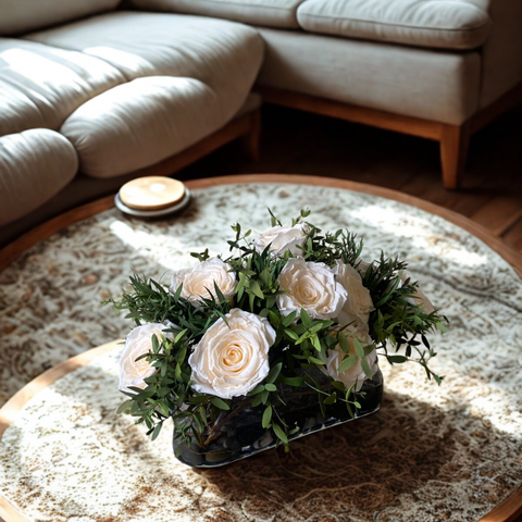 Arreglo Floral con Rosas Preservadas Champagne en Base Ovalada de Vidrio con Agua Acrílica