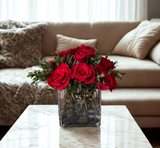Arreglo Floral con Doce Rosas Preservadas Color Rojo en Base Cuadrada de Vidrio con Agua Acrílica