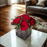 Arreglo Floral con Doce Rosas Preservadas Color Rojo en Base Cuadrada de Vidrio con Agua Acrílica