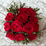 Arreglo Floral con Doce Rosas Preservadas Color Rojo en Base Cuadrada de Vidrio con Agua Acrílica