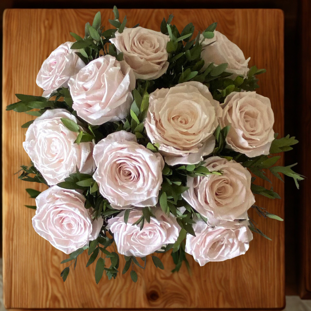Arreglo Floral con Doce Rosas Preservadas Color Rosa Claro en Base Cuadrada de Vidrio con Agua Acrílica