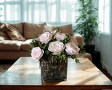 Arreglo Floral con Doce Rosas Preservadas Color Rosa Claro en Base Cuadrada de Vidrio con Agua Acrílica