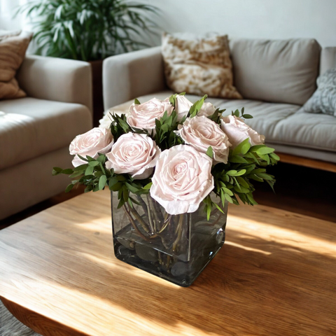 Arreglo Floral con Doce Rosas Preservadas Color Rosa Claro en Base Cuadrada de Vidrio con Agua Acrílica