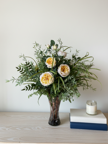 Arreglo Floral con Rosas y Follajes Artificiales en Florero de Vidrio
