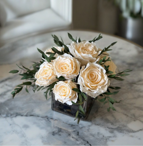 Arreglo Floral con Rosas Champagne Preservadas en Base Cuadrada de Vidrio con Agua Acrílica