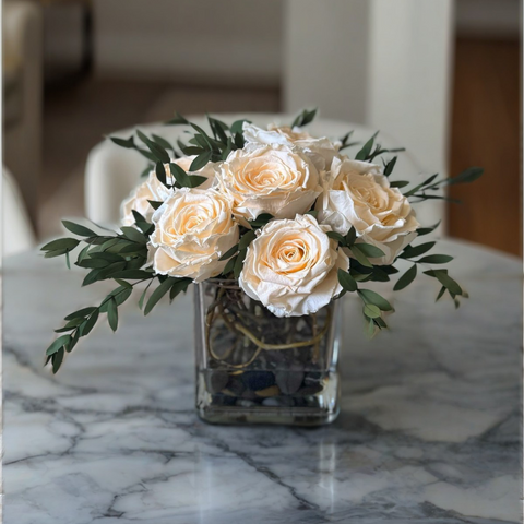 Arreglo Floral con Rosas Champagne Preservadas en Base Cuadrada de Vidrio con Agua Acrílica