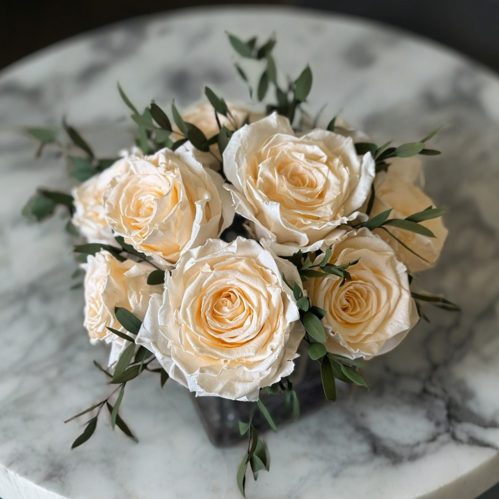 Arreglo Floral con Rosas Champagne Preservadas en Base Cuadrada de Vidrio con Agua Acrílica