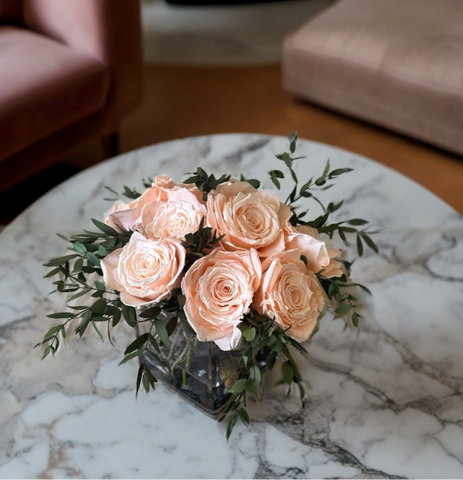 Arreglo Floral con Rosas Durazno Preservadas en Base Cuadrada de Vidrio con Agua Acrílica