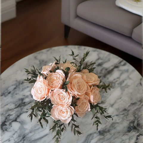 Arreglo Floral con Rosas Durazno Preservadas en Base Cuadrada de Vidrio con Agua Acrílica
