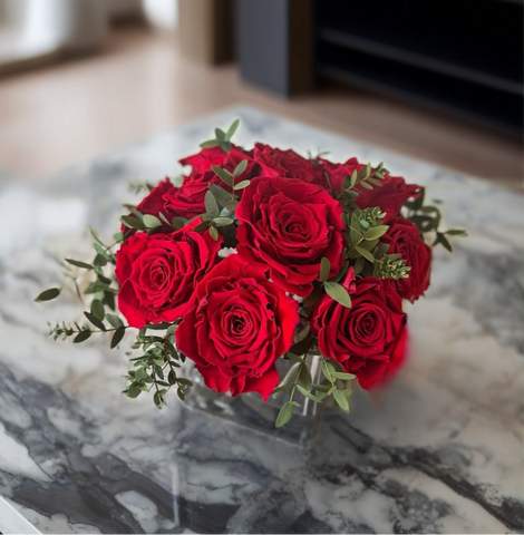 Arreglo Floral con Rosas Rojas Preservadas en Base Cuadrada de Vidrio con Agua Acrílica