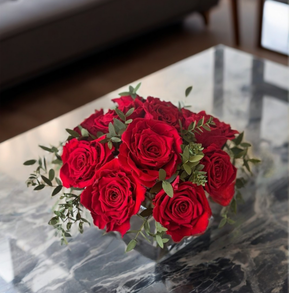 Arreglo Floral con Rosas Rojas Preservadas en Base Cuadrada de Vidrio con Agua Acrílica