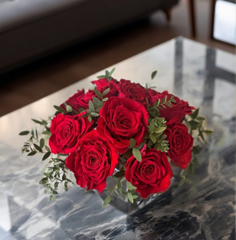 Arreglo Floral con Rosas Rojas Preservadas en Base Cuadrada de Vidrio con Agua Acrílica