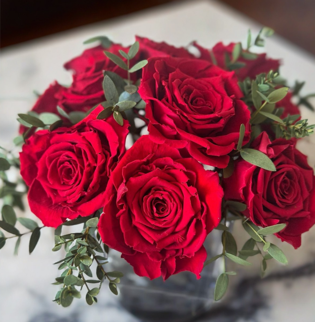Arreglo Floral con Rosas Rojas Preservadas en Base Cuadrada de Vidrio con Agua Acrílica