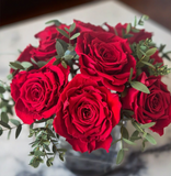 Arreglo Floral con Rosas Rojas Preservadas en Base Cuadrada de Vidrio con Agua Acrílica