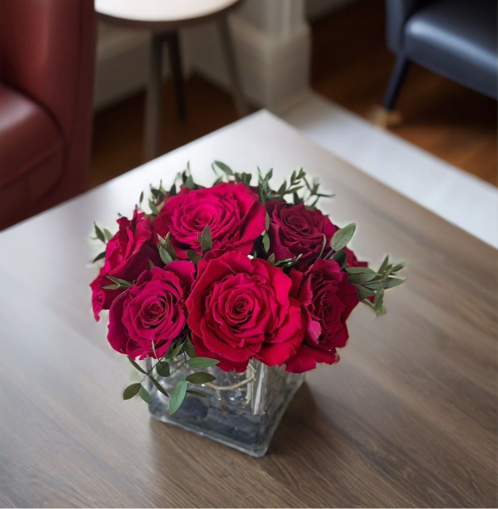 Arreglo Floral con Rosas Fucsia Preservadas en Base Cuadrada de Vidrio con Agua Acrílica
