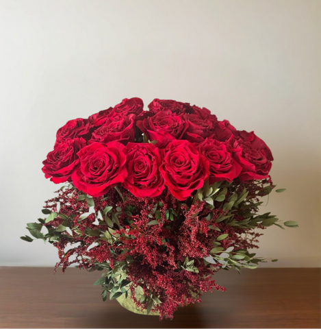 Arreglo Floral con Rosas Rojas Preservadas en Base de Hoja de Encino