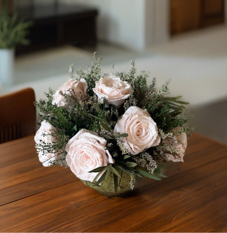 Arreglo Floral con Rosas Preservadas Color Rosa Claro en Base de Hoja de Encino