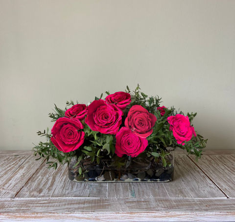 Arreglo Floral con Rosas Preservadas Fucsia en Base Ovalada de Vidrio con Agua Acrílica