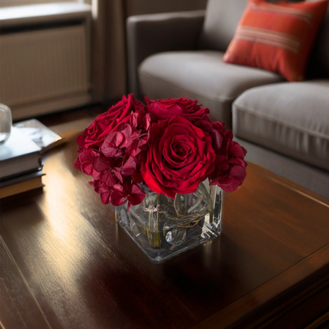 Arreglo Floral con Rosas e Hidrangeas Preservadas Color Rojo en Base Cuadrada de Vidrio con Agua Acrílica