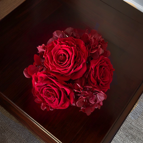 Arreglo Floral con Rosas e Hidrangeas Preservadas Color Rojo en Base Cuadrada de Vidrio con Agua Acrílica