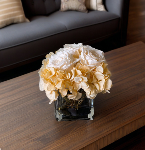 Arreglo Floral con Rosas e Hidrangeas Preservadas Color Champagne en Base Cuadrada de Vidrio con Agua Acrílica
