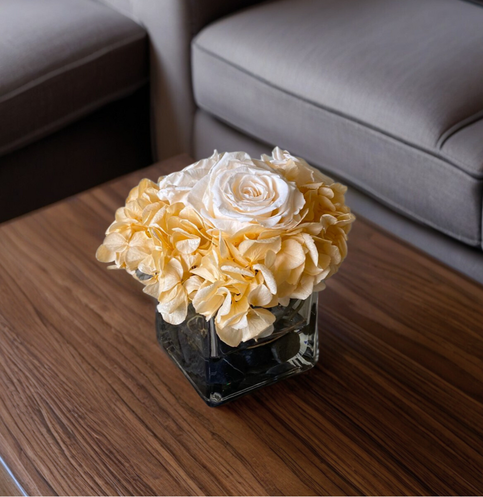 Arreglo Floral con Rosas e Hidrangeas Preservadas Color Champagne en Base Cuadrada de Vidrio con Agua Acrílica