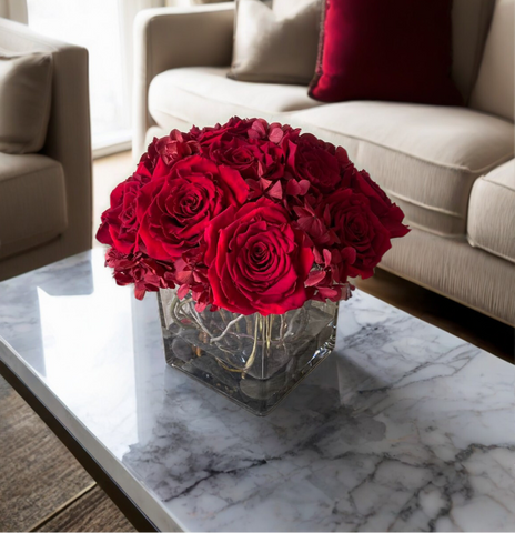 Arreglo Floral con Rosas e Hidrangeas Preservadas Color Rojo en Base Cuadrada de Vidrio con Agua Acrílica