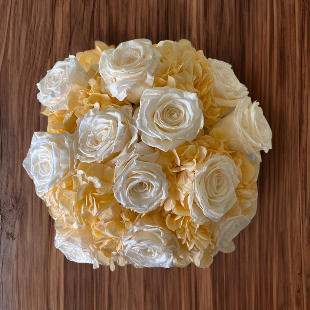 Arreglo Floral con Rosas e Hidrangeas Preservadas en Color Champagne en Base Cuadrada de Vidrio con Agua Acrílica