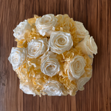 Arreglo Floral con Rosas e Hidrangeas Preservadas en Color Champagne en Base Cuadrada de Vidrio con Agua Acrílica
