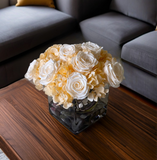 Arreglo Floral con Rosas e Hidrangeas Preservadas en Color Champagne en Base Cuadrada de Vidrio con Agua Acrílica