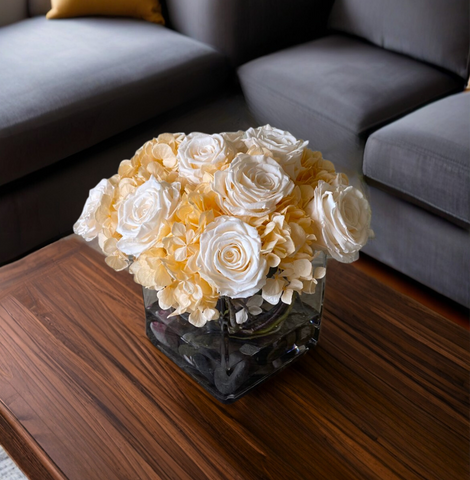 Arreglo Floral con Rosas e Hidrangeas Preservadas en Color Champagne en Base Cuadrada de Vidrio con Agua Acrílica