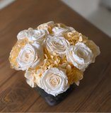 Arreglo Floral con Rosas e Hidrangeas Preservadas en Color Champagne en Base Cuadrada de Vidrio con Agua Acrílica
