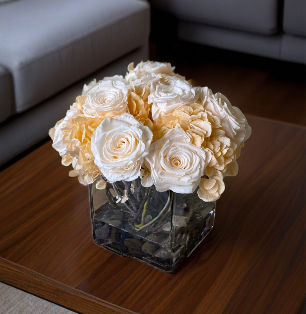 Arreglo Floral con Rosas e Hidrangeas Preservadas en Color Champagne en Base Cuadrada de Vidrio con Agua Acrílica