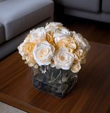 Arreglo Floral con Rosas e Hidrangeas Preservadas en Color Champagne en Base Cuadrada de Vidrio con Agua Acrílica
