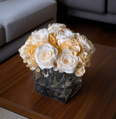 Arreglo Floral con Rosas e Hidrangeas Preservadas en Color Champagne en Base Cuadrada de Vidrio con Agua Acrílica