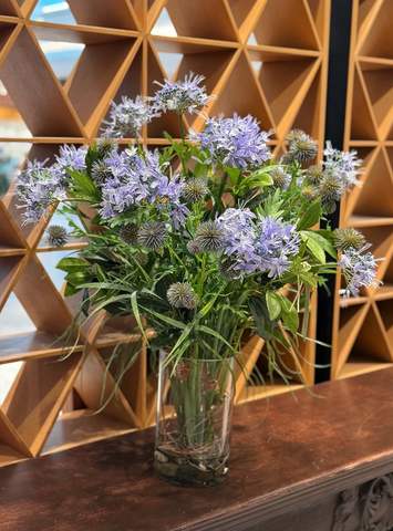 Arreglo Floral con Agapanthus y Thistles Artificiales en Florero de Vidrio