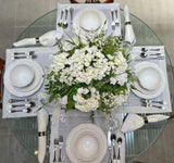 Centro de Mesa con Hydrangeas en Tonos Blancos y Follajes Artificiales en Base de Vidrio Tipo Espejo.