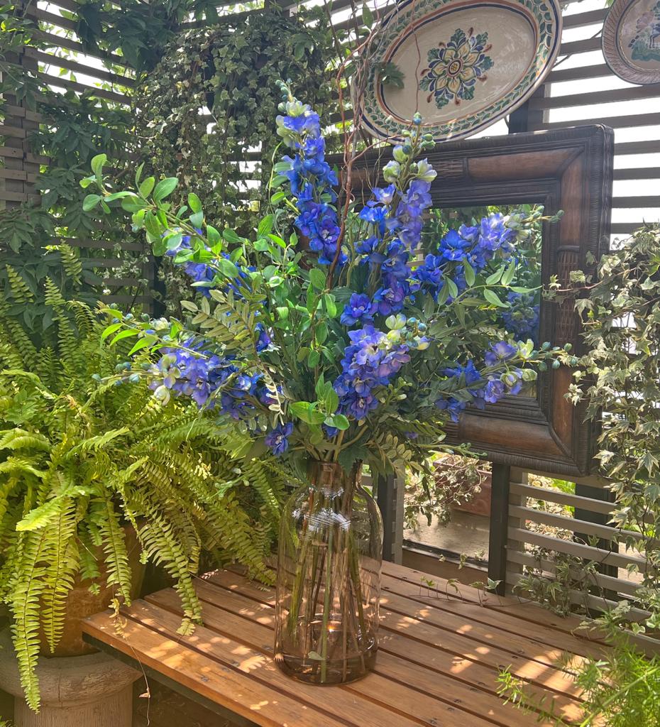 Arreglo Floral con Delphinium Azul Artificial en Jarrón de Vidrio Soplado con Agua Acrílica