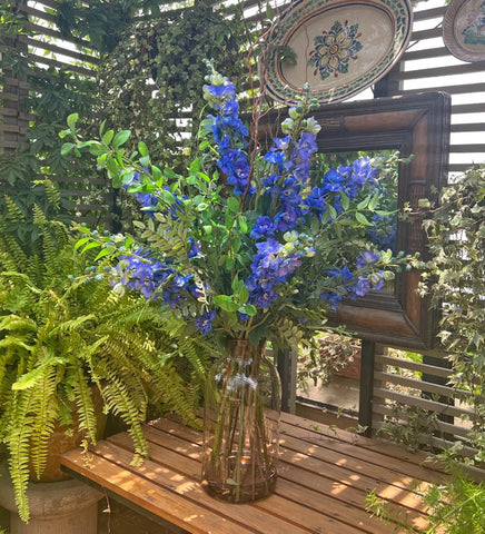 Arreglo Floral con Delphinium Azul Artificial en Jarrón de Vidrio Soplado con Agua Acrílica