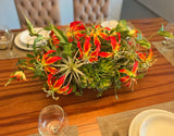 Centro de Mesa con Gloriosa Liy Follajes Artificiales en Base Rectangular de Madera Color Nogal
