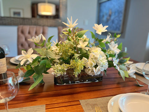 Centro de Mesa con Clemantis e Hydrangeas Artificiales en Base Rectangular de Vidrio con Agua Acrílica