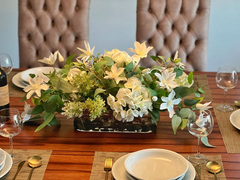 Centro de Mesa con Clemantis e Hydrangeas Artificiales en Base Rectangular de Vidrio con Agua Acrílica