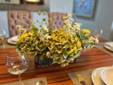 Arreglo Floral de Hydrangeas en Tonos Verdes y Follajes Artificiales en Base de Vidrio Rectangular con Agua Acrílica