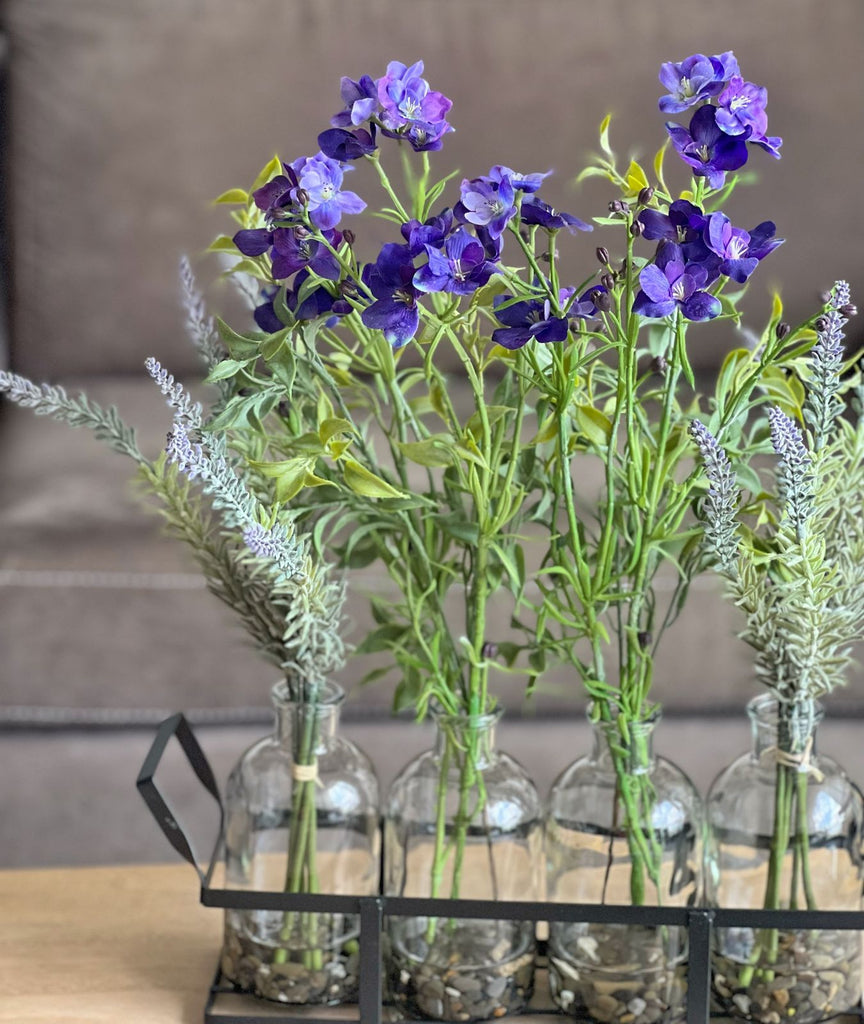 Set de 4 Botellas con Larkspur y Lavandas Artificiales en Tonos Azules en Base de Herrería con Agua Acrílica