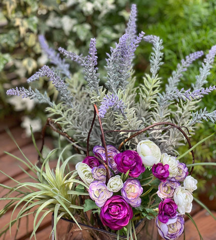 Arreglo Floral con Lavandas y Ranunculus Artificiales en Base Cuadrada de Vidrio y Agua Acrílica